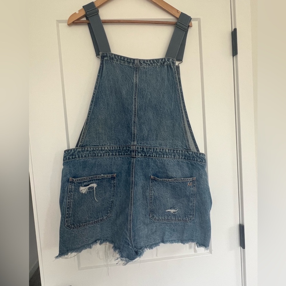 Cute American Eagle overall shorts. Frayed edge, destructed look.